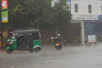 வவுனியாவில் கடும் மழை காரணமாக மக்களின்  இயல்பு வாழ்க்கை பாதிப்பு (Video)