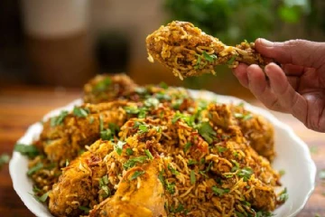 ராமர் புகைப்படம் உள்ள பிளேட்டில் சிக்கன் பிரியாணி.., சர்ச்சையில் சிக்கிய ஹொட்டல்