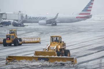 அமெரிக்காவில் பனி புயலால் 1,700 விமான சேவை ரத்து; 100-க்கும் மேற்பட்ட சாலை விபத்து!