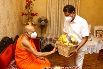 மல்வத்து அஸ்கிரி மஹாநாயக்க தேரர்களிடம் ஆசீர்வாதம் பெற்றுக்கொண்டார் காமினி செனரத்! (PHOTOS)