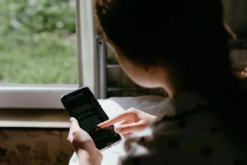 20 வயதுக்கு உட்பட்ட இளம் பெண்களை வன்முறைச் செயல்களுக்கு தூண்டும் ஒன்லைன் குற்றக் குழுக்கள்