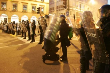 பாரிஸ் சம்பவத்திற்கு ஆதரவாக சுவிஸ் வீதியில் களமிறங்கிய இளைஞர்கள்: கொத்தாக அள்ளிய பொலிசார்