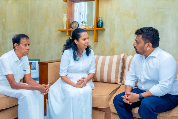 ஹெலிகாப்டர் விபத்தில் உயிரிழந்த விமானிக்கு ஜனாதிபதி நேரில் சென்று அஞ்சலி | President Anura Tribute Pilot Helicopter Crash ஹெலிகாப்டர் விபத்தில் உயிரிழந்த விமானிக்கு ஜனாதிபதி நேரில் சென்று அஞ்சலி | President Anura Tribute Pilot Helicopter Crash