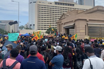 தொடர்ந்தும் இளைஞர், யுவதிகளின் முற்றுகைக்குள் ஜனாதிபதி செயலக நுழைவாயில் (Video)