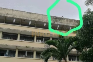 கூரை மீது ஏறி உண்ணாவிரதப் போராட்டத்தில் ஈடுபட்ட ஊழியர் : கொழும்பு தேசிய வைத்தியசாலையில் பரபரப்பு