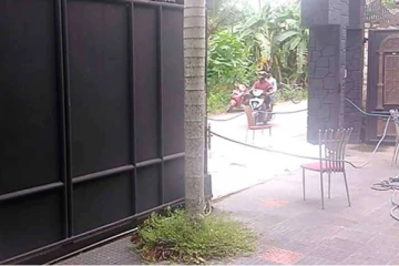 தானியங்கி கேட்டில் சிக்கி பரிதாபமாக பலியான நபர்