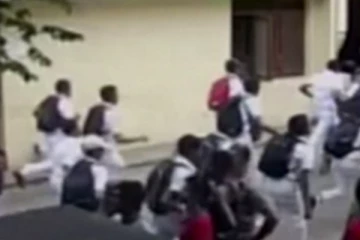 පාසලක සිසුන් දෙපිරිසක් අතර ගැටුමක් - පිරිසක් රෝහලේ