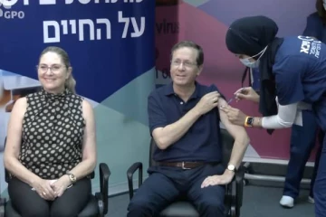 உலகில் பொதுமக்களுக்கு மூன்றாவது டோஸ் தடுப்பூசி செலுத்திய முதல் நாடு!