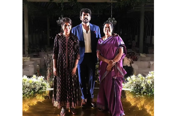 விக்னேஷ் சிவனின் தங்கையைப் பார்த்ததுண்டா? நாத்தனாருக்கு நயன் அளித்த நகைகள்! வைரல் புகைப்படம் | Vignesh Shivan Sister Photo Nayanthara Gold Gift