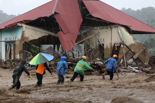 இந்தோனேசியாவில் சூறாவளியின் கோர தாக்கம் ; உயிரிழந்தவர்களின் எண்ணிக்கை 900 அதிகரிப்பு | Heavy Rains Floods In Indonesia 900 Dead இந்தோனேசியாவில் சூறாவளியின் கோர தாக்கம் ; உயிரிழந்தவர்களின் எண்ணிக்கை 900 அதிகரிப்பு | Heavy Rains Floods In Indonesia 900 Dead