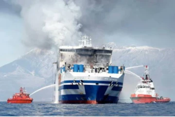 300 பேருடன் சென்ற கப்பலில் தீவிபத்து: நடுக்கடலில் மீட்புப்பணி தீவிரம்