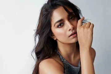 கிளாமரில் சமந்தாவை காப்பி அடித்து கீர்த்தி சுரேஷ் போட்டி ! அந்தமாதிரி மெட்டீரியல் என்று கலாய்க்கும் ரசிகர்கள்