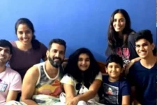 வாவ்… ஜித்தன் ரமேஷிற்கு இவ்வளவு பெரிய மகளா? நடிகைளையும் மிஞ்சிய அழகு...! கிரங்கி போன ரசிகர்கள் : தீயாய் பரவும் குடும்ப புகைப்படம்