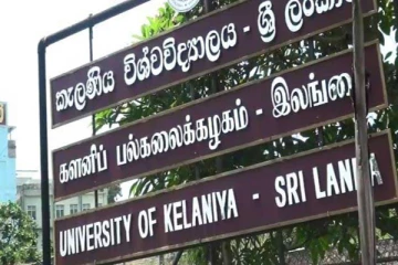 සරසවි සිසුන් අධ්‍යාපන අමාත්‍යංශයට කඩා වඳී..ආරක්ෂක අංශ සමගත් ගැටෙයි...(VIDEO)