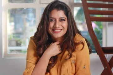 ப்ரியங்காவுக்கு எதுக்கு 2 பட்டம்.. விஜய் டிவி அவார்ட்ஸ் ஷோவை கழுவி ஊற்றும் நெட்டிசன்கள்