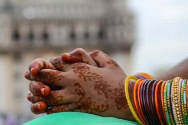 கொழுந்தியாளைதான் பிடிக்கும்; கல்யாணம் பண்ணிவைங்க - இளைஞர் போராட்டம்! | Man Want To Get Marry Sister In Law Strik Up
