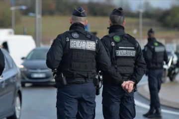 பிரான்சில் குளித்துக்கொண்டிருந்த பெண் செய்த செயலால்  அதிரடியாக கைது செய்த பொலிசார்!