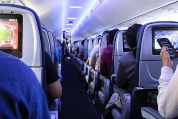பறந்துகொண்டிருந்த விமானத்தில் பெண் பயணியிடம் அத்துமீறிய இந்தியர்!