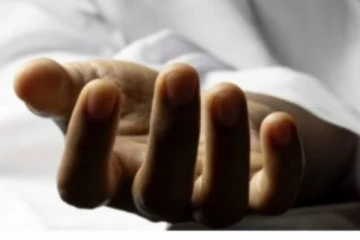 නිවසක් තුළ මියගිය පුද්ගලයෙකුගේ මළසිරුරක් සොයා ගනී..