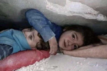 உலகையே கலக்கத்தில் ஆழ்த்திய புகைப்படம்! துருக்கி நிலநடுக்கத்தில் சிறுமி செய்த காரியம்