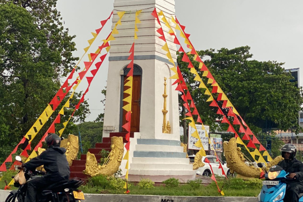 மாவீரர் நினைவேந்தல் ;மட்டக்களப்பு நகரில் சிவப்பு - மஞ்சள் கொடிகள் | Heroes Red And Yellow Flags In Batticaloa