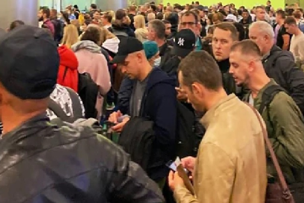 ரஷ்யாவில் விண்ணைத் தொட்ட விமான கட்டணம்: காரணம் இதுதான் | Russia Thousands Fleeing Flights Skyrocket