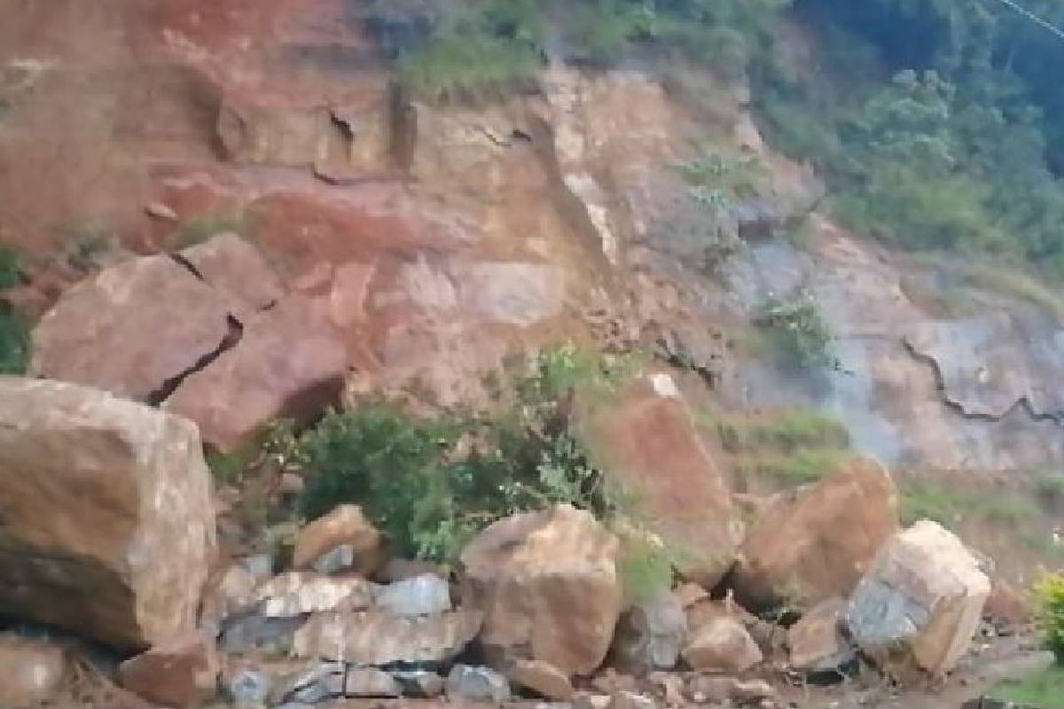 கண்டி - கொழும்பு பிரதான வீதி தற்காலிகமாக மூடல்! விடுக்கப்பட்டுள்ள எச்சரிக்கை அறிவிப்பு | Extreme Weather Alert Kadugannawa Road Closed கண்டி - கொழும்பு பிரதான வீதி தற்காலிகமாக மூடல்! விடுக்கப்பட்டுள்ள எச்சரிக்கை அறிவிப்பு | Extreme Weather Alert Kadugannawa Road Closed