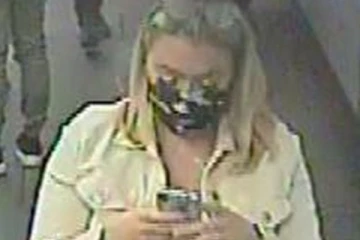 லண்டன் இரயில் நிலையத்தில் நள்ளிரவில் தனியாக நின்றிருந்த ஆணுக்கு இளம்பெண்ணால் நேர்ந்த கதி! புகைப்படத்துடன் முக்கிய தகவல்