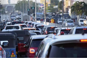 ප්‍රධාන මාර්ගයක දැඩි රථ වාහන තදබදයක්