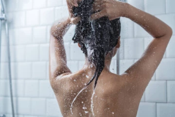 பெண் குளிப்பதை எட்டிப்பார்த்த மகன்; அயல்வீட்டுகாரர் மீது அசிட் வீச்சு