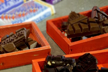 මෙරට අලෙවි කරන විදෙස් චොක්ලට් වටලයි. (VIDEO)