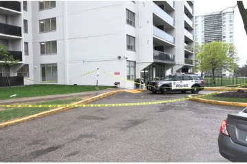 டொரோண்டோவில் 10வது மாடியில் இருந்து விழுந்த குழந்தை