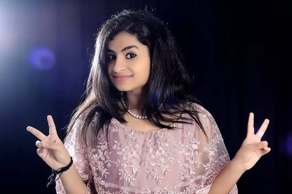 பாடகி ஸ்ரேயா கோஷலை நேரில் பார்த்து அலறிய சூப்பர் சிங்கர் சிவாங்கி.. வெளிவந்த வீடியோ | Sivaangi Excited When She Saw Shreya Ghoshal