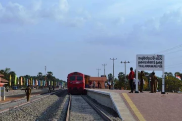 தமிழர் பகுதியில் நேர்ந்த சோகம்; ரயிலில் இருந்து விழுந்த நபர்