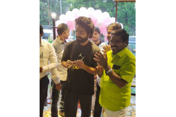 புதியதாக கடை ஒன்றை திறந்துள்ள பாடகரும், பிக்பாஸ் பிரபலமுமான வேல்முருகன்- வைரலாகும் புகைப்படங்கள் | Velmurugan Opened A New Shop