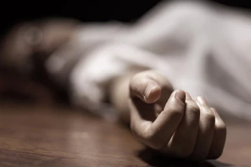 கள்ளக்காதலக்கு  தடையாக இருந்த மகனை அடித்தே கொன்ற தாய்..!