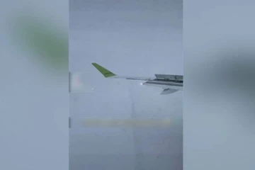 பனிக்கட்டிகளால் விபரீதம்...பனிக்குவியலில் தரையிறங்கிய விமானம்