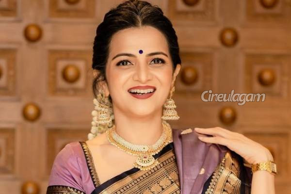 சீரியல் நடிகை தொகுப்பாளினி டிடிக்கு கொடுத்த பரிசு... யார் என்ன கொடுத்தாங்க தெரியுமா, செம போட்டோஸ் | Anchor Dd Latest Saree Attire Photos