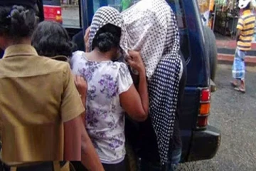 இரகசிய தகவலால் 10 பெண்கள் கைது ; சுற்றிவளைக்கப்பட்ட மசாஜ் நிலையம்