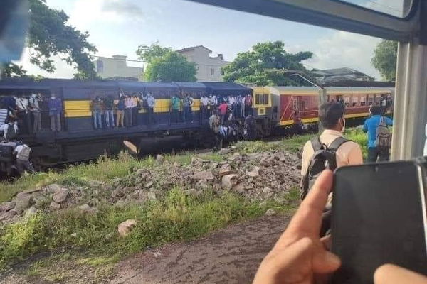 எரிபொருள் நெருக்கடி; இலங்கையில் ஆபத்தாக மாறும் பயணங்கள்! (Photos) | Fuel Crisis Dangerous Trips In Sri Lanka