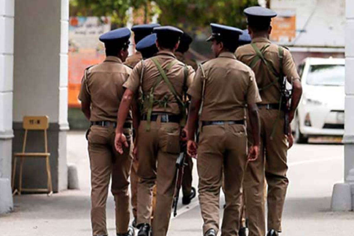 தமிழர் பகுதியில் இரு குழுக்களுக்கிடையே இடம்பெற்ற வாள்வெட்டு ; இருவர் வைத்தியசாலையில் | Two People Were Attacked With Swords In Eravur