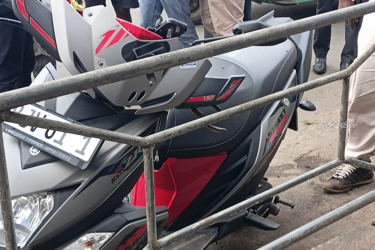 மோட்டார் சைக்கிளின் பாதுகாப்பு கவசத்திற்குள் புகுந்த பாம்பு..! பதறிப்போன உரிமையாளர் | Snake Enters Motorcycle S Protective Shield மோட்டார் சைக்கிளின் பாதுகாப்பு கவசத்திற்குள் புகுந்த பாம்பு..! பதறிப்போன உரிமையாளர் | Snake Enters Motorcycle S Protective Shield