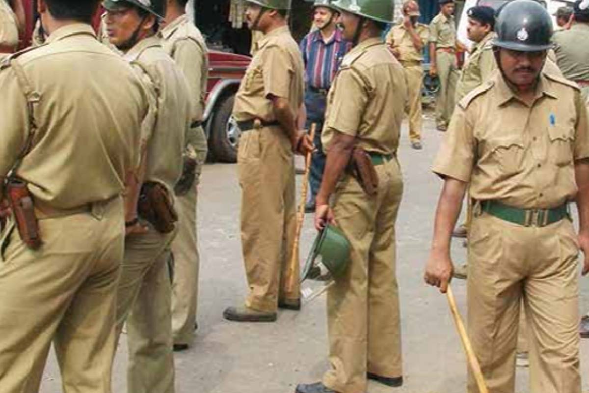 பட்டப்பகலில் இளைஞர் மர்ம கும்பலால் வெட்டிக்கொலை ; தலைமறைவான கும்பலை தேடும் பொலிஸார் | Youth Hacked Death Mysterious Gang Broad Daylight பட்டப்பகலில் இளைஞர் மர்ம கும்பலால் வெட்டிக்கொலை ; தலைமறைவான கும்பலை தேடும் பொலிஸார் | Youth Hacked Death Mysterious Gang Broad Daylight