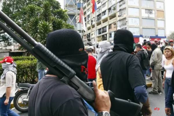 வெனிசுலாவின் கொடூர துணை ராணுவப் படை: குடிமக்களை உடனடியாக வெளியேறச் சொன்ன நாடு | Us Citizens To Flee Venezuela வெனிசுலாவின் கொடூர துணை ராணுவப் படை: குடிமக்களை உடனடியாக வெளியேறச் சொன்ன நாடு | Us Citizens To Flee Venezuela