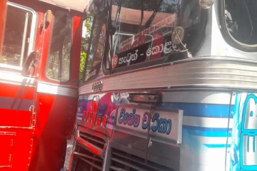 இரு பேருந்துகள் நேருக்கு நேர் மோதியதில் நால்வர் காயம்