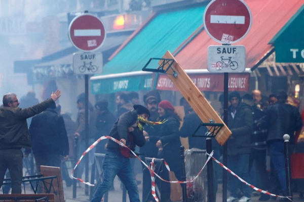 பாரிஸில் பொலிசார் மற்றும் போராட்டக்காரர்கள் இடையே மோதல்! | Clash Between Police And Protesters In Paris