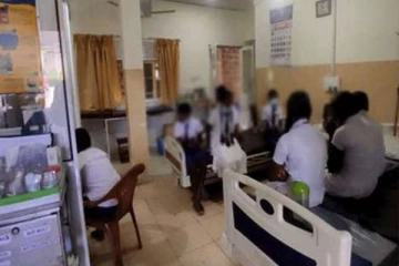 உணவு ஒவ்வாமையினால் 12 பாடசாலை மாணவர்கள் வைத்தியசாலையில் அனுமதி