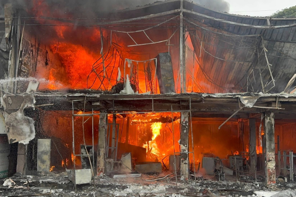 தமிழர் பகுதியில் பற்றி எரியும் க்ஷோ ரூம் | Massive Fire Vavuniya Singer Showroom