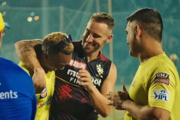 சிறுபிள்ளை போல CSK வீரர்களை கட்டியணைத்து மகிழ்ந்த டூபிளெஸ்ஸிஸ்! நெகிழ்ச்சி வீடியோ