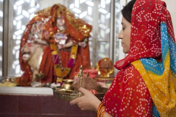 கோயில் வழிபாட்டில் இந்த தவறை தப்பி தவறி கூட செய்ஞ்சுறாதீங்க! தலைமுறைகளுக்கு ஆபத்து